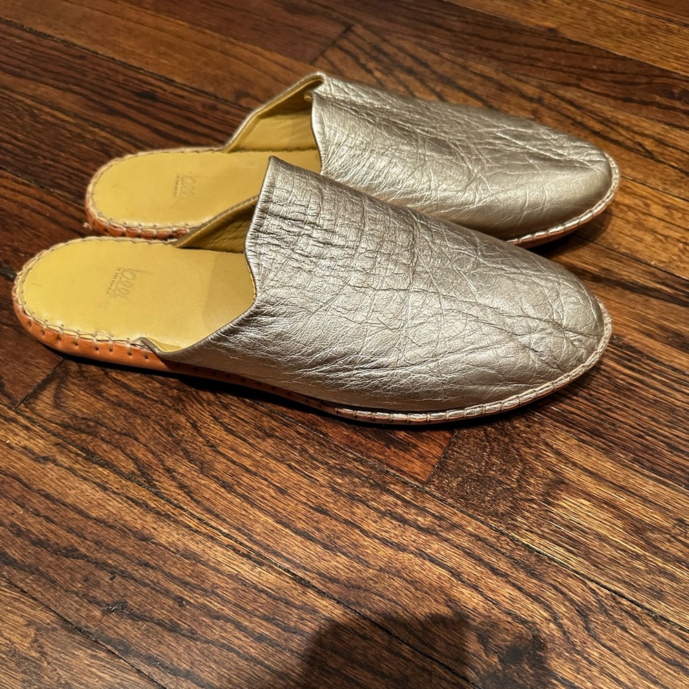 Beek brand.  Size 9 . Gold